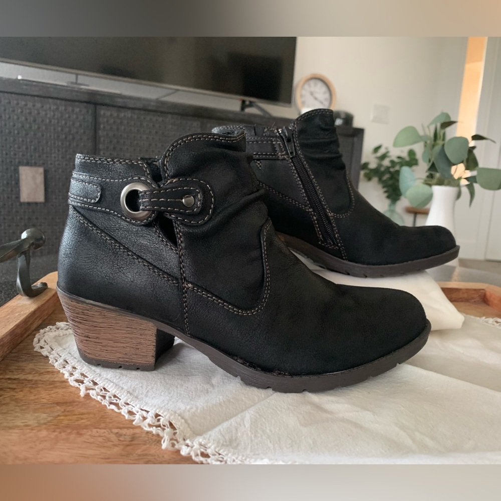 Earth Origins booties EUC size 7 1/2